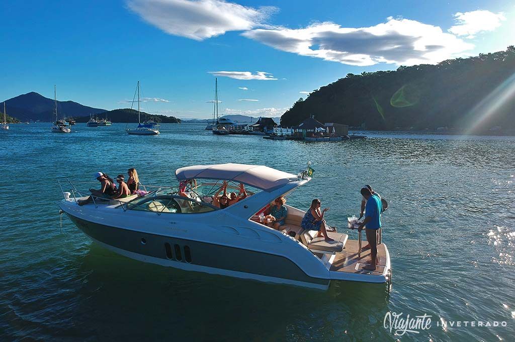 Lancha com grupo de amigos navegando no litoral de Itapema